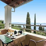 - Seaside Getaways With Pool Apartmán