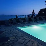 - Seaside Getaways With Pool Apartmán Barbati